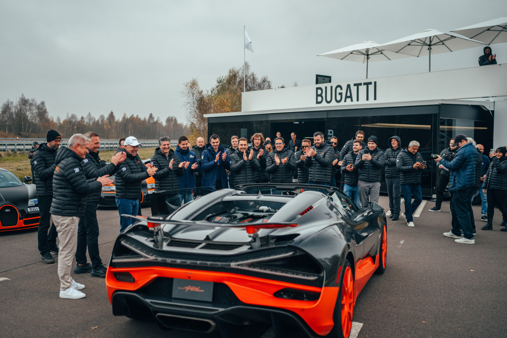 SMALL_9 BUGATTI W16 Mistral World Record